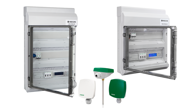 To hvide elektriske kontrolskabe med gennemsigtige døre, ved siden af tre sensor enheder i grøn og hvid.