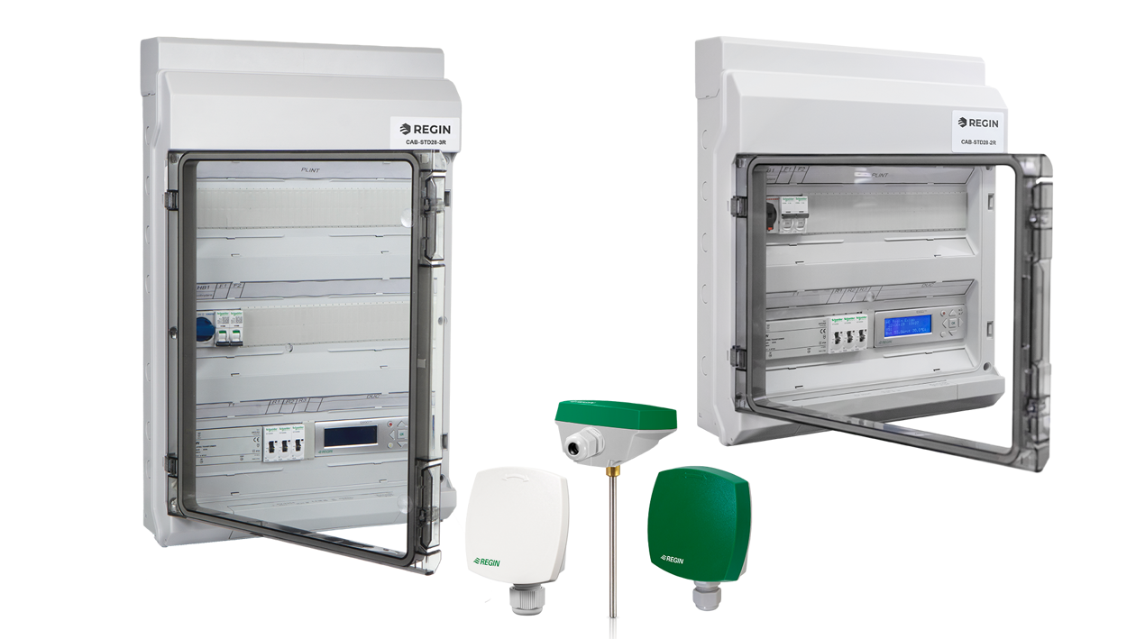 To hvide elektriske kontrolskabe med gennemsigtige døre, ved siden af tre sensor enheder i grøn og hvid.