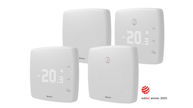 Fyra vita digitala termostater med minimalistisk design, en som visar 20°C, med knappar och en sensor.