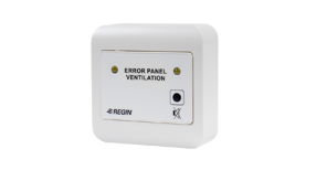 Et hvidt vægmonteret fejlpanel mærket 'Fejlpanel Ventilation' med indikatorlys og en knap.