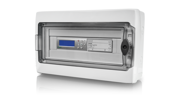 En hvid elektrisk kontrolboks med et gennemsigtigt låg, en digital skærm og mærkede knapper.