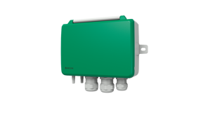 En grøn rektangulær enhed med tre hvide kabelstik nederst, monteret på en vægbeslag.