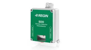 En grøn og hvid røgdetektor mærket 'REGIN SDD' med pilene for luftstrømretning, monteret på en hvid base.