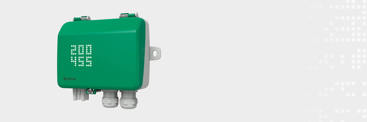 En grön elektronisk enhet med en digital display, märkt 'Regin,' monterad på en ljusgrå bakgrund.